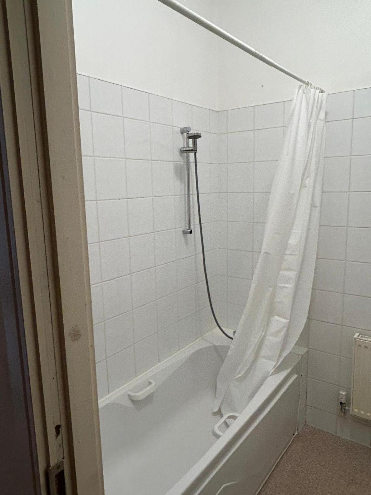 004 Spacious 3 Bed In Centre Apartment *